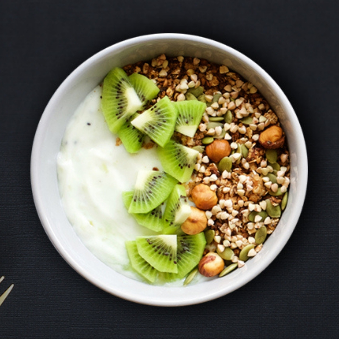 Porridge de sarrasin et graines de chia servi avec du yaourt.
