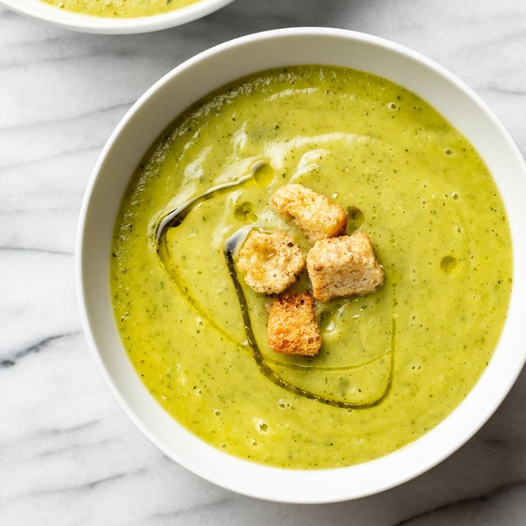 Velouté de courgettes au kiri avec ses croutons en toping. Sans gluten et équilibré.