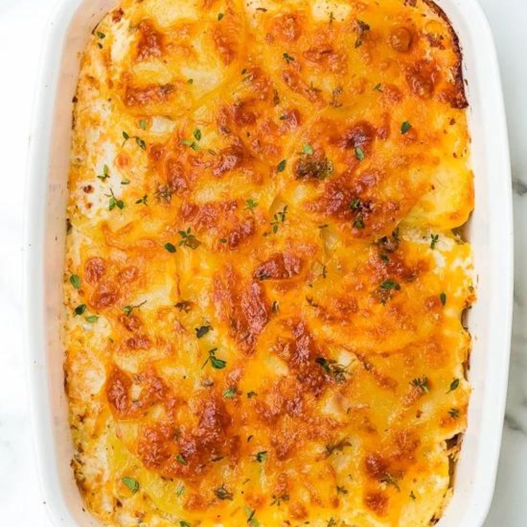 Gratin composé de fines tranches de pommes de terre recouvertes de fromage et d'une sauce au beurre légère.