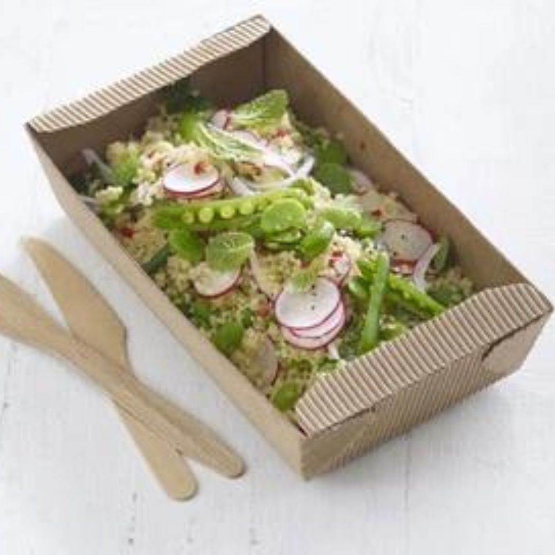 Une salade légère avec beaucoup de légumes verts, une vinaigrette au piment et à la lime, de la menthe fraîche et des céréales à emballer dans une boîte à lunch