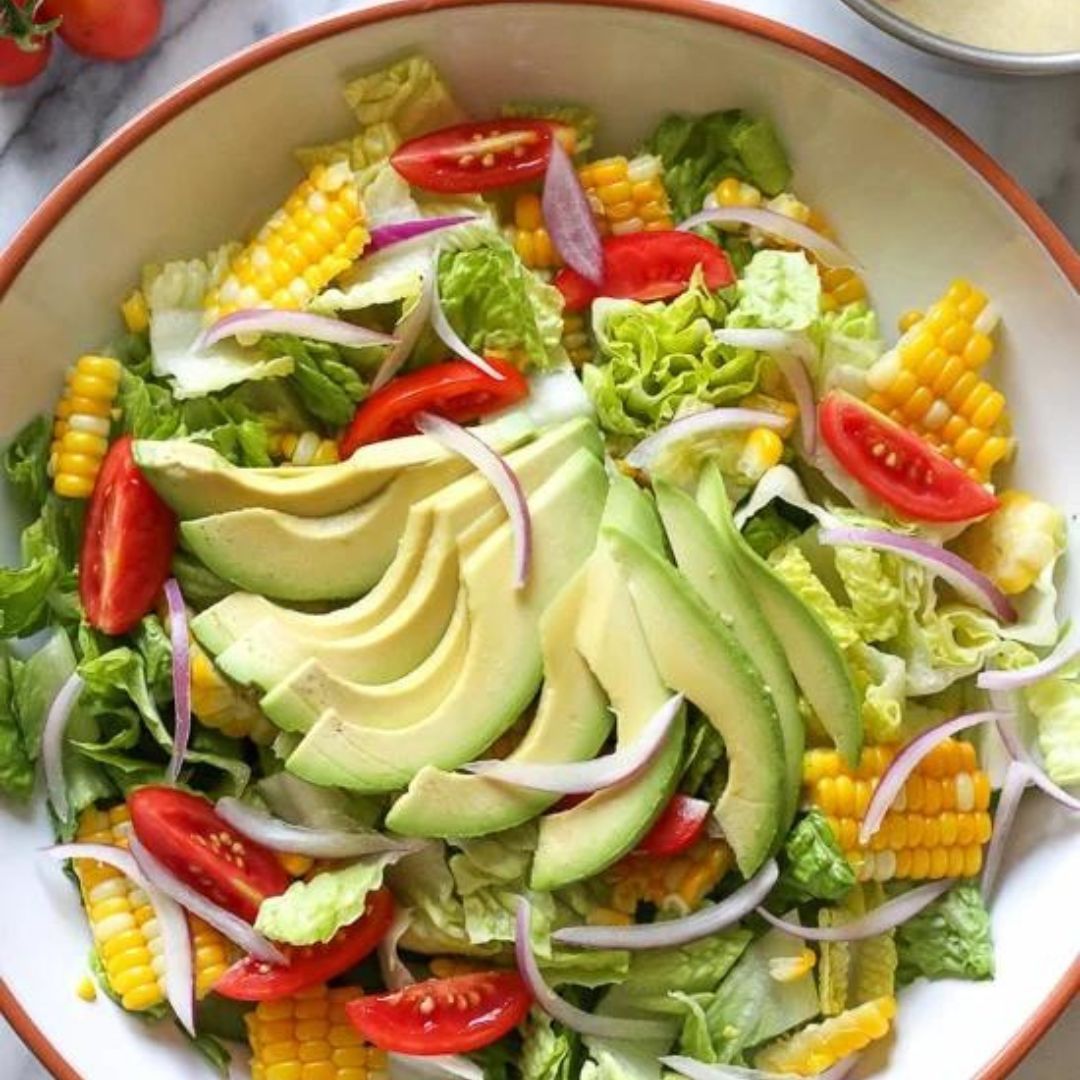 Salade de tomates, maïs et avocat et sa vinaigrette au babeurre